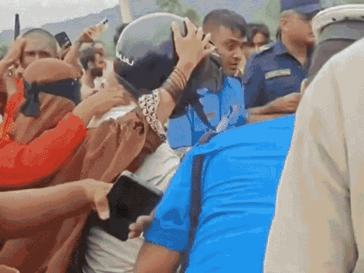 नेपाल में विरोध प्रदर्शन के दौरान यात्रियों के साथ हिंसा की गई।