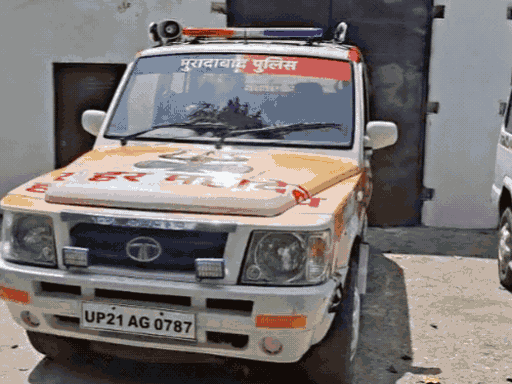 कावड यात्रेसाठी मुरादाबादमध्ये पोलीस 'कावड मोबाईल व्हॅन' चालवत आहेत. व्हॅनला कावडीप्रमाणे सजवण्यात आले आहे.
