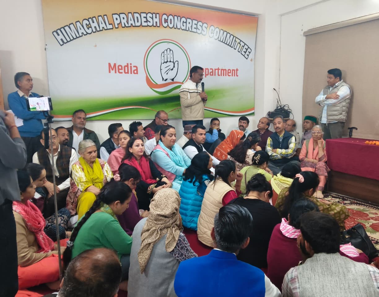 कांग्रेस ऑफिस में डॉ. परमार को श्रद्धांजलि देने को आयोजित कार्यक्रम में भाग लेने पहुंचे कांग्रेस नेता।
