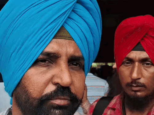 जानकारी देते हुए यूनियन प्रधान रेशम सिंह।