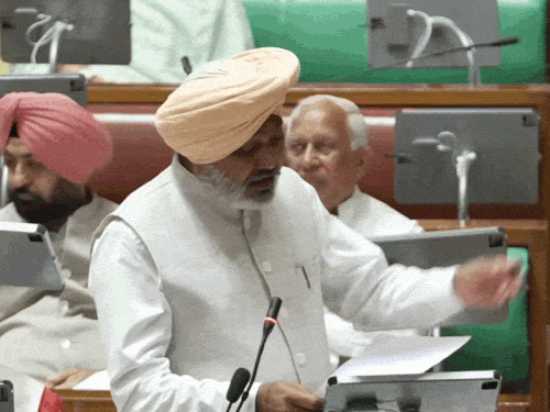फाइनेंस मंत्री हरपील चीमा ई -20 पेट्रोल को लेकर प्रस्ताव पेश करते हुए।