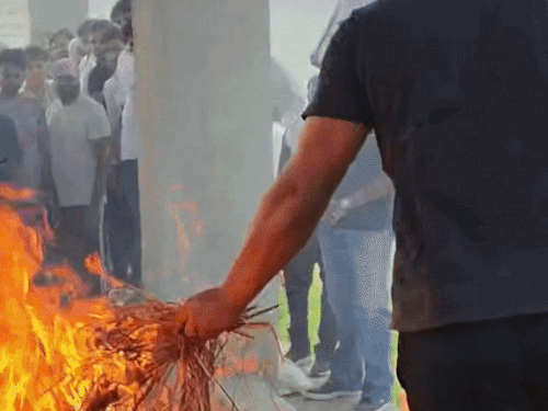 शीलू ने मुस्कान की चिता को मुखाग्नि दी थी। इसके बाद पुलिस ने उन्हें और उनकी फैमिली हिरासत में लिया था।
