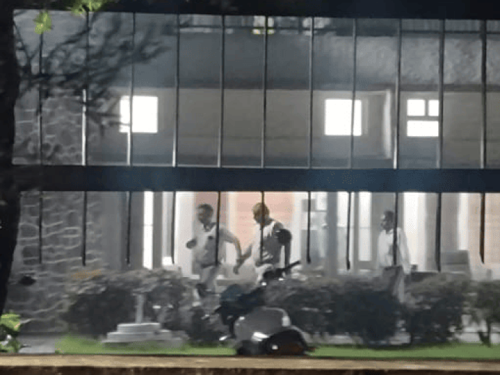 रिश्वत लेने के बाद सीबीआई आरोपी को गिरफ्तार कर अपने साथ ले जाती हुई।