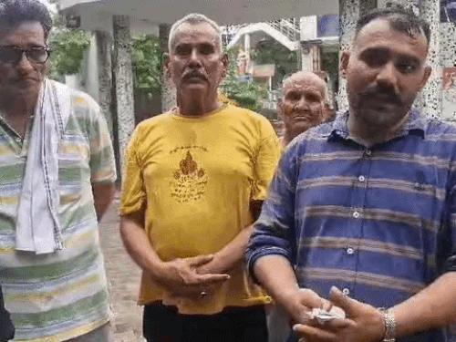 दाह संस्कार में शामिल हुए समाजसेवी मंजीत तिहाड़ा ने रुंधे गले से कहा, “आज समाज किस दिशा में जा रहा है? यह सोचकर ही रूह कांप जाती है।-नीली शर्ट में मंजीत और अन्य