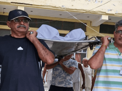 शिवचरण की मृत्यु के बाद आश्रम संचालक आनंद और समाजसेवी जगत कंधा देते हुए
