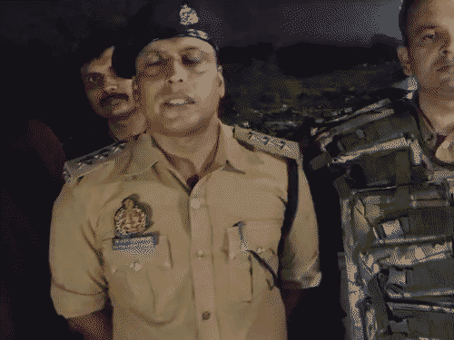 एसीपी दशश्वमेध अतुल अंजान त्रिपाठी ने दी मुठभेड़ के संबंध में जानकारी।