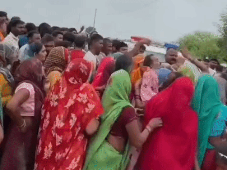 There was a fierce scuffle between women and policemen.