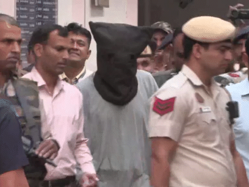 26/11 मुंबई आतंकी हमले के मुख्य षड्यंत्रकारी तहव्वुर राणा को 10 अप्रैल 2025 को अमेरिका से प्रत्यर्पित कर भारत लाया गया था। - Dainik Bhaskar