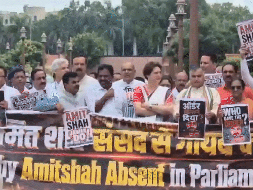 कांग्रेस, सपा, राजद सहित अन्य विपक्षी दलों के सांसदों ने राम मंदिर चढ़ावा चोरी को लेकर सरकार के खिलाफ प्रदर्शन किया।