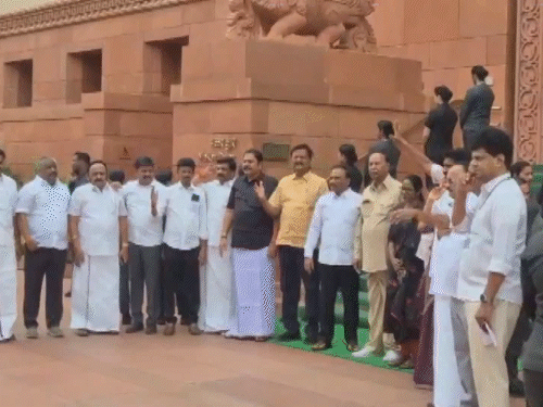 तमिलनाडु के DMK सांसदों ने कावेरी जल विवाद को लेकर संसद के मकर द्वार पर प्रदर्शन किया।