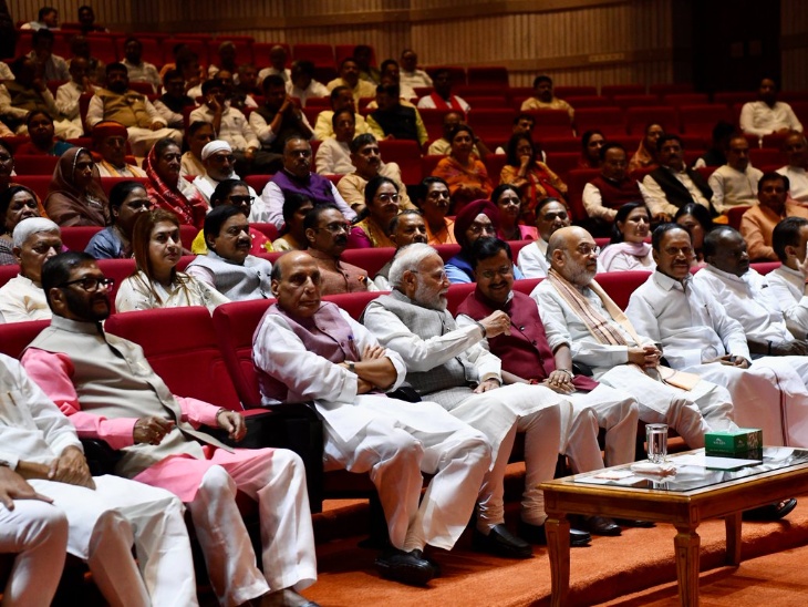 PM मोदी, BJP अध्यक्ष नितिन नवीन, रक्षा मंत्री राजनाथ सिंह, गृह मंत्री शाह सहित अन्य NDA नेता और सांसद 'मंगल मिलन' बैठक में पहुंचे।