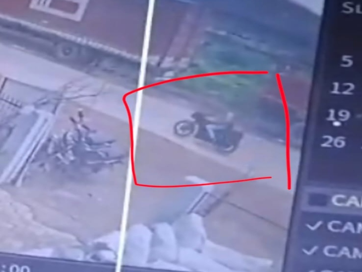 वारदात के बाद बाइक से भागते समय मास्टरमाइंड CCTV में कैद हो गया।