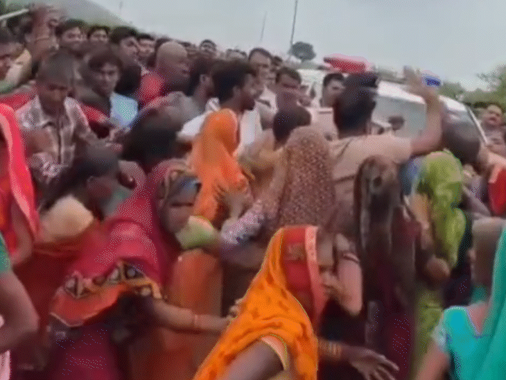 Enraged women surrounded the police vehicle. During this, there was a scuffle with the policemen.