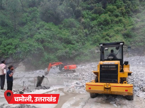 चमोली में बारिश के बाद बद्रीनाथ हाईवे पर पहाड़ी से मलबा और बोल्डर गिर गया। मंगलवार सुबह JCB मशीनों से मलबा हटाया गया।