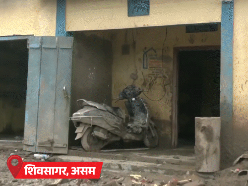 असम के शिवसागर जिले में 19 जुलाई को आई बाढ़ ने भारी तबाही मचाई। प्रभावित इलाकों में लोगों के घर, सड़कें और खेती को भारी नुकसान पहुंचा है।