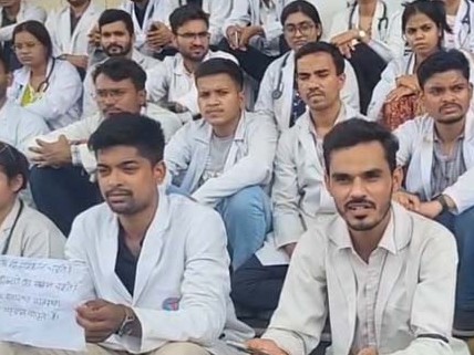 इंर्टन डॉक्टरों के द्वारा स्टाइपेंड बढ़ाए जाने की मांग की जा रही है - Dainik Bhaskar