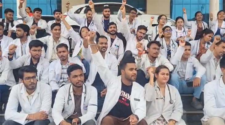 मेडिकल कॉलेज अस्पताल के बाहर अपनी मांगो को लेकर नारेबाजी करते हुए