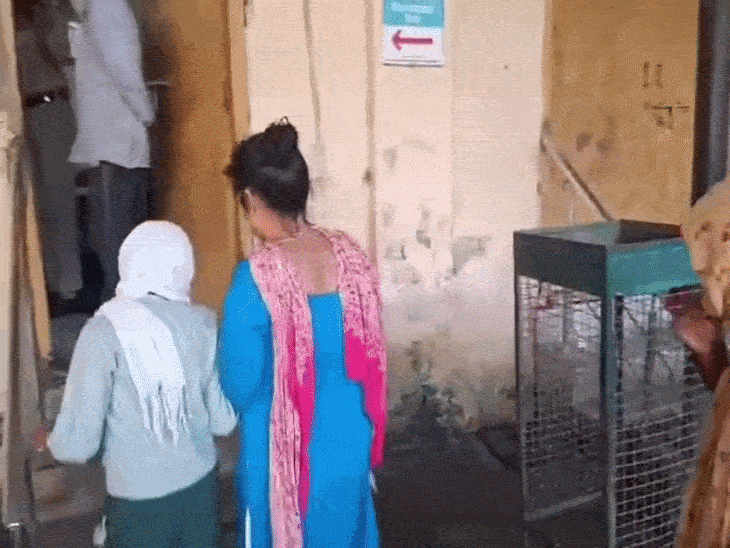 सिविल अस्पताल में मेडिकल करवाने पहुंची पीड़िता।