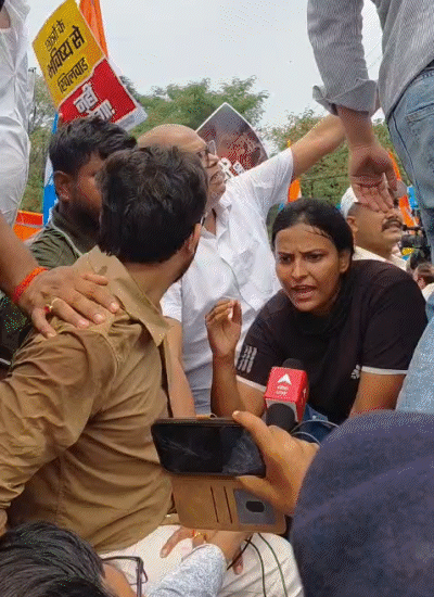 कांग्रेस प्रदेश अध्यक्ष राजेश राम खुद बैरिकेडिंग पर चढ़ गए।