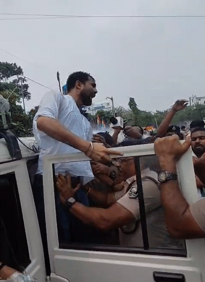 पुलिस ने NSUI के राष्ट्रीय अध्यक्ष विनोद जाखड़ को डिटेन किया है।