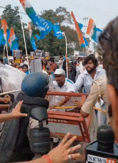 इनकम टैक्स चौराहे पर बैरिकेडिंग तोड़कर छात्र आगे बढ़ गए।