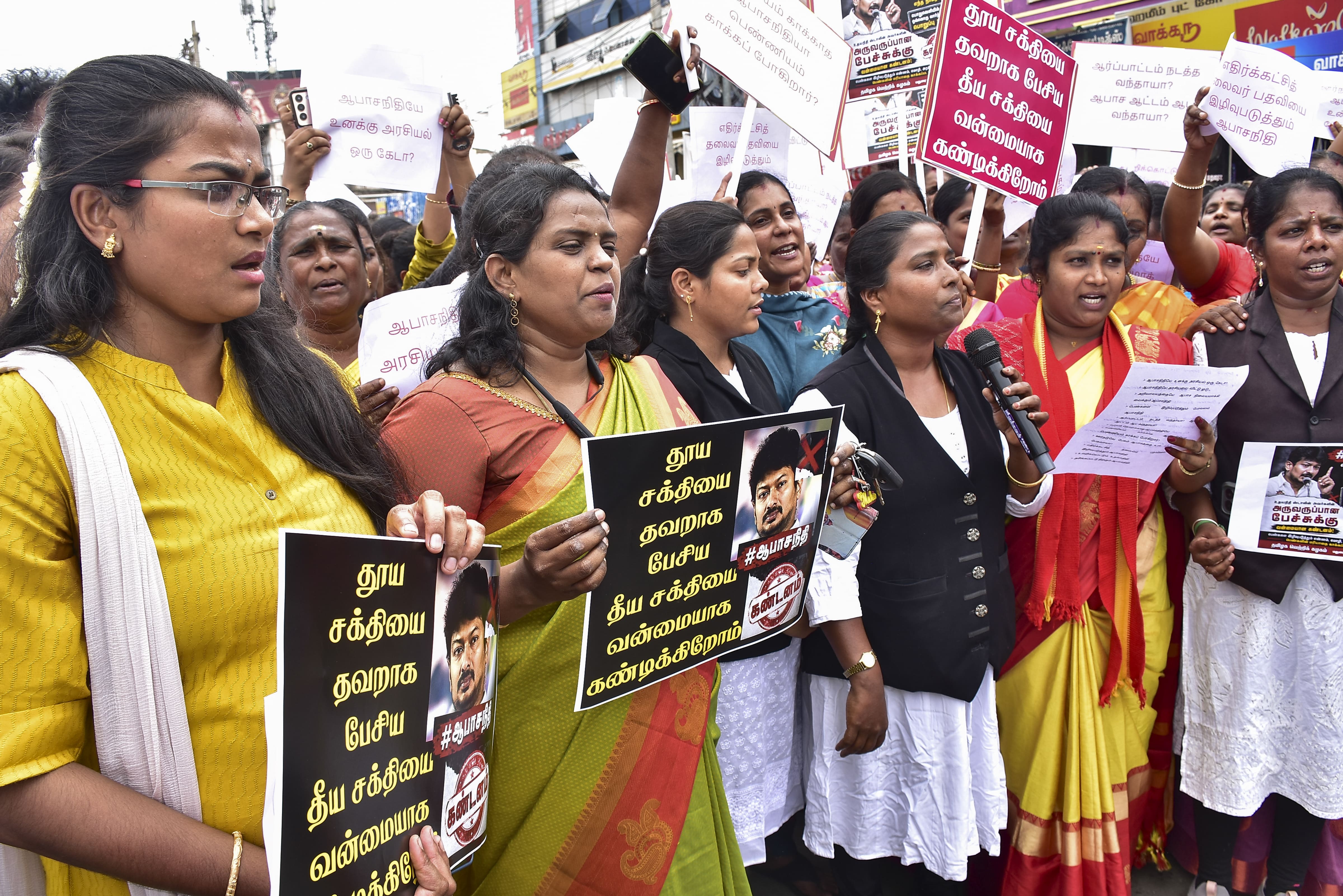 TVK की महिला कार्यकर्ताओं ने उदयनिधि स्टालिन के खिलाफ प्रोटेस्ट मार्च निकाला।