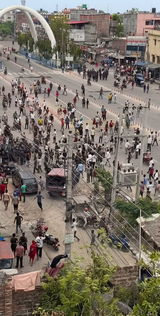 नेपाल में धनुषा जिले के जनकपुरज में प्रदर्शन के दौरान लोग सड़कों पर नजर आए।