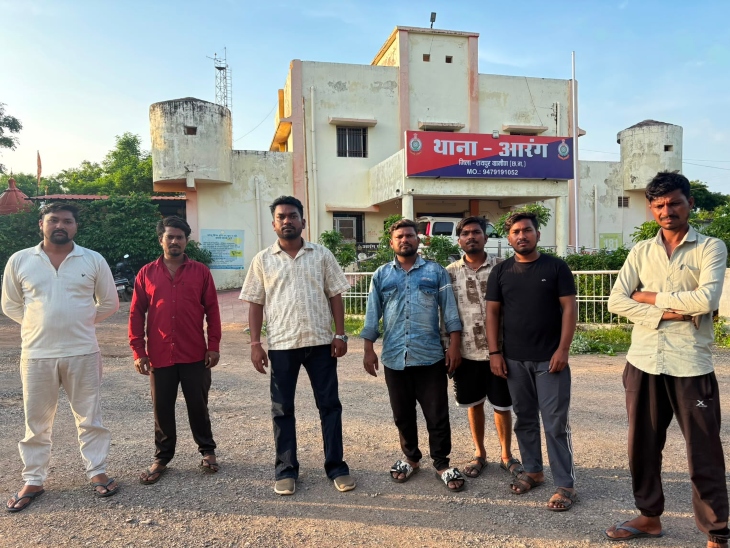 पुष्पा सोनकर के परिजनों ने थाने पहुंचकर शिकायत की।