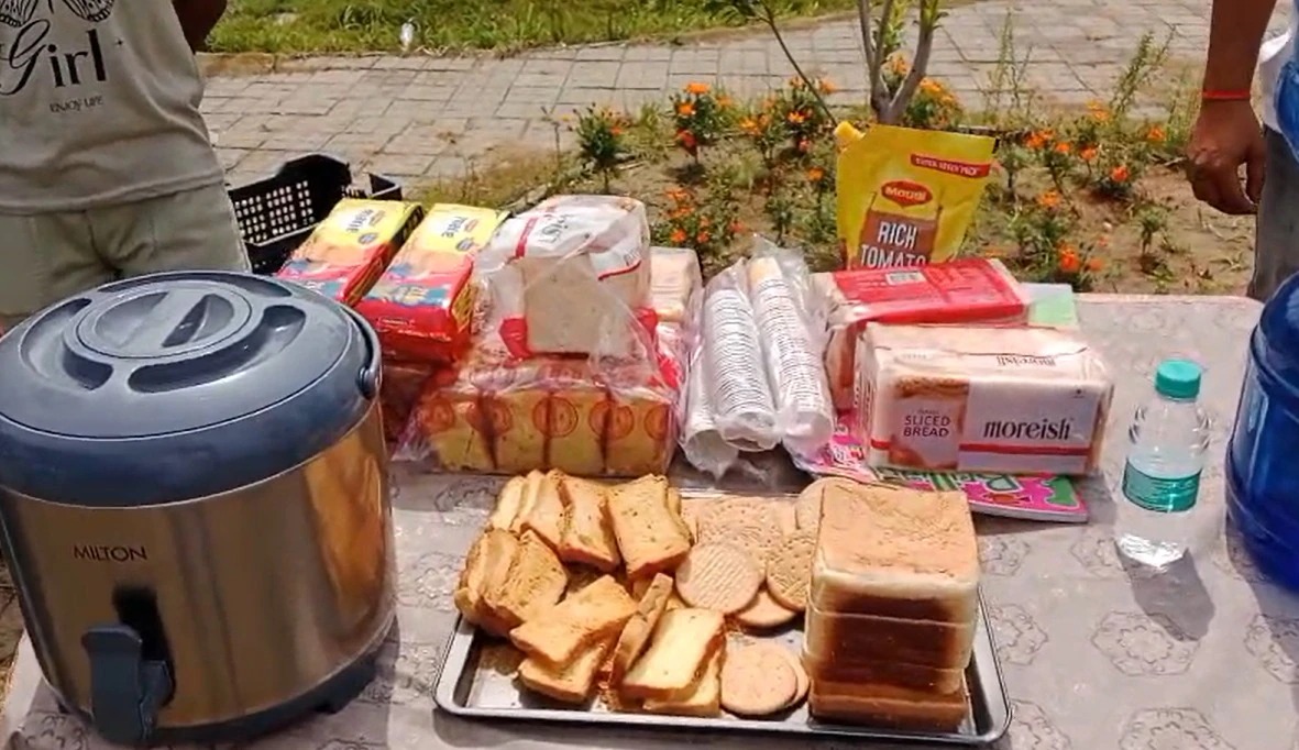 छात्रों के इस प्रदर्शन को देखते हुए स्विगी और जोमैटो ने उन्हें खाना भिजवाना शुरू कर दिया। नाश्ते में ब्रेड चाय और मस्क की व्यवस्था है।