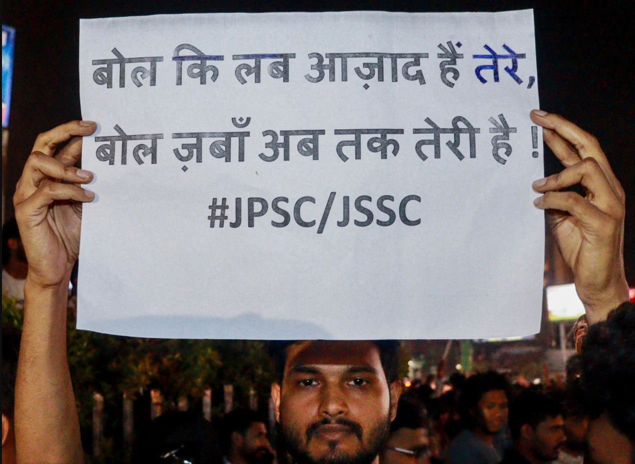 रांची में छात्रों का यह प्रदर्शन दिल्ली के जंतर-मंतर पर हुए छात्र आंदोलन के जैसा है। छात्र JPSC और JSSC की भर्ती परीक्षाओं में गड़बड़ी और पेपर लीक को लेकर धरना दे रहे हैं।