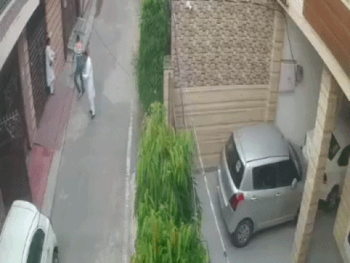 बहन के घर के बाहर निकलते ही भाई ने रॉड मारी, जिससे वह नीचे गिर पड़ी।