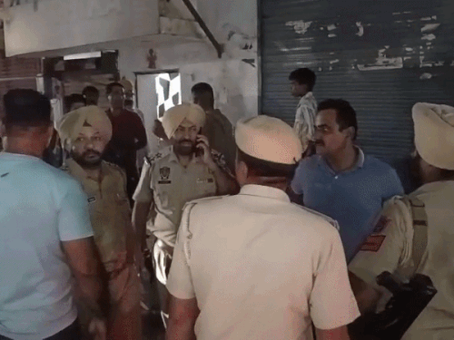 फायरिंग के बाद घटनास्थल पर जुटी भीड़।