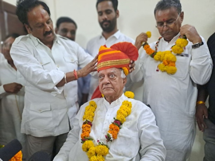 पाली के विधायक सेवा केंद्र में कांग्रेसियों ने पाली विधायक भीमराज भाटी को साफा पहनाते हुए कांग्रेस जिलाध्यक्ष शिशुपालसिंह राजपुरोहित।