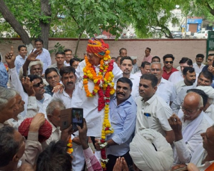 पाली विधायक सेवा केंद्र पहुंचने पर पाली विधायक को कांग्रेस कार्यकर्ताओं ने कंधों पर उठा लिया।