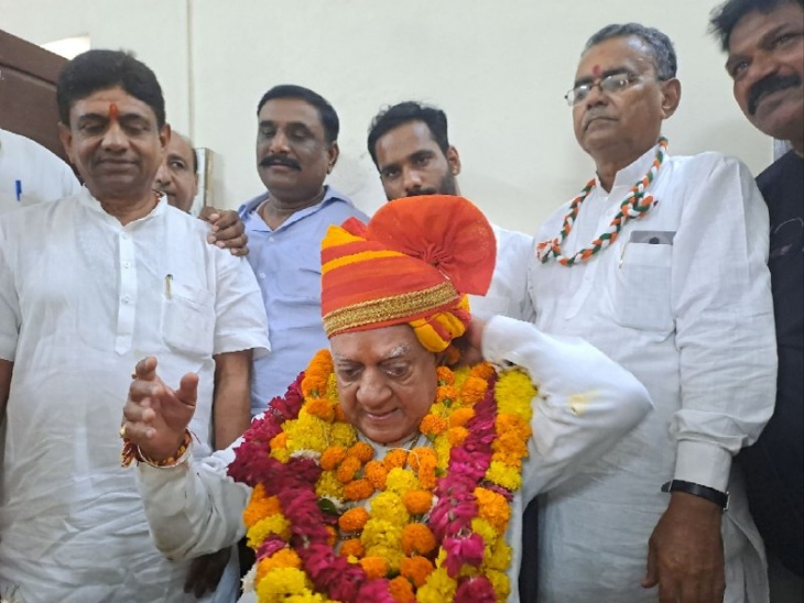पाली के विधायक सेवा केंद्र में कांग्रेसी कार्यकर्ताओं ने पाली विधायक भीमराज भाटी का स्वागत किया।