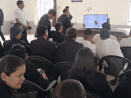 LIVE रिजल्ट देखने के लिए सीकर बार एसोसिएशन के सभागार में LED स्क्रीन लगाई गई थी।