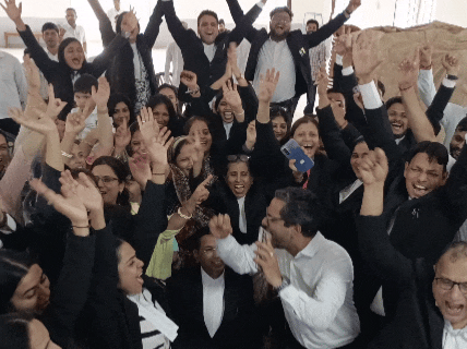 एडवोकेट प्रशांत शर्मा की जीत की‌ घोषणा होते ही समर्थक वकील खुशी से झूमने लगे।