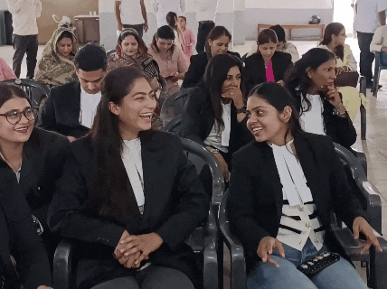 जीत की घोषणा के दौरान सीकर-जयपुर के कई वकील मौजूद रहे।