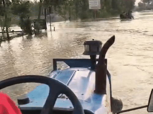 बिजनौर में गंगा नदी के उफान से स्टेट हाइवे बंद हो गया है।