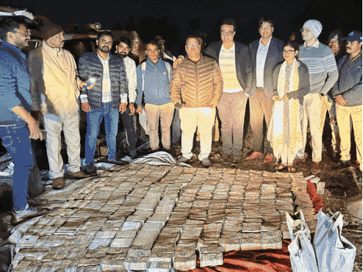 भोपाल के पास जंगलों से कार से मिला था कैश।