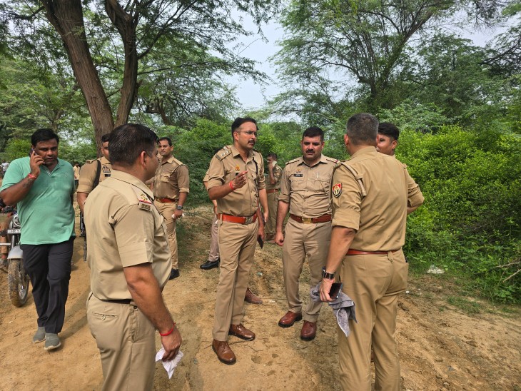 सूचना मिलते ही सीओ सदर वरुण मिश्रा पुलिस के साथ मौके पर पहुंच गए