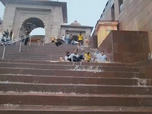 यूपी के वाराणसी में बुधवार दोपहर जोरदार बारिश हुई। घाट किनारे सीढ़ियों पर बच्चों ने पानी में मस्ती की।