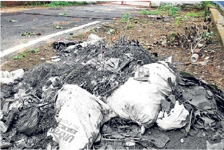 स्ट्रैंड रोड पर एमएलसी संजय मयूख के घर के बाहर फैला कचरा।
