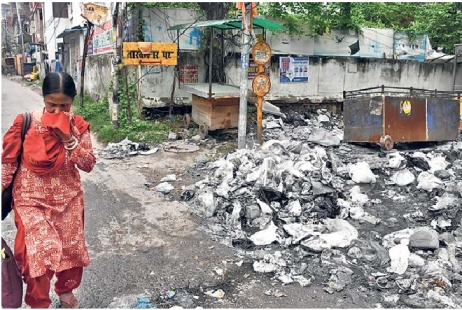नागेश्वर कॉलोनी में सांसद रविशंकर प्रसाद के आवास के पास फैला कचरा।