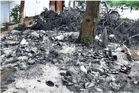 सर्कुलर रोड में विधानसभा अध्यक्ष के आवास के बाहर फैला कचरा।