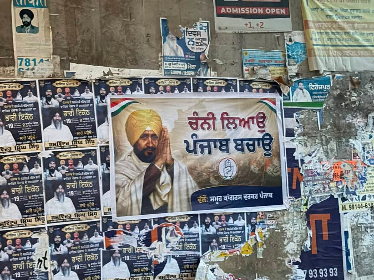 मोगा में चन्नी लाओ के लगे पोस्टर।