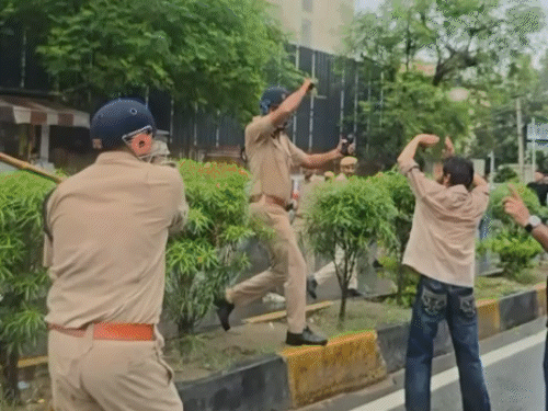 जयपुर में सोमवार को प्रदर्शनकारी कलेक्ट्रेट की तरफ बढ़े तो पुलिस ने लाठीचार्ज कर खदेड़ दिया था।