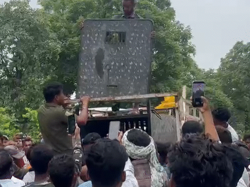 इस दौरान ग्रामीण भालू को मारने की मांग करते रहे।
