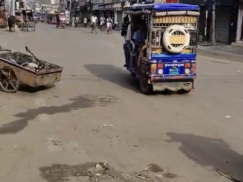 लो खुद ही ट्रॉली उठाकर कचरा सड़क से हटाकर किनारे करते दिखे।