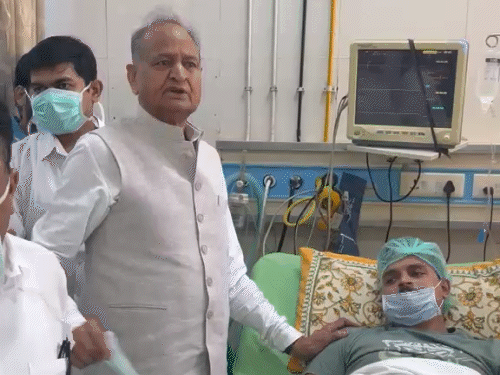 पूर्व मुख्यमंत्री अशोक गहलोत SMS अस्पताल में छात्र नेता शुभम रेवाड़ से मिलने पहुंचे।